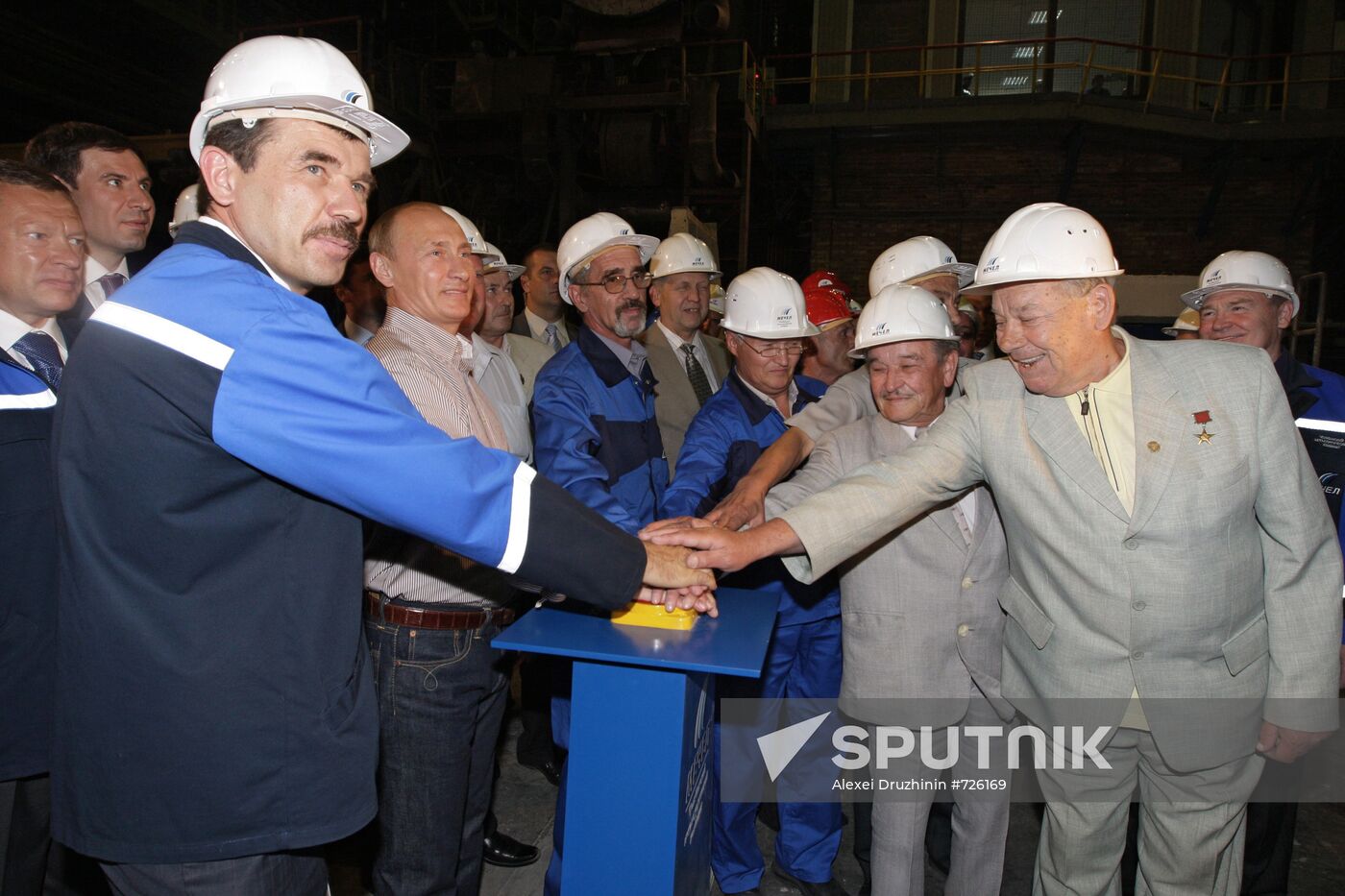Vladimir Putin tours Chelyabinsk Metallurgical Plant