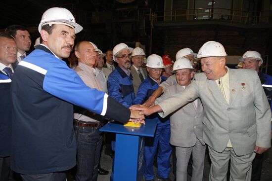 Vladimir Putin tours Chelyabinsk Metallurgical Plant