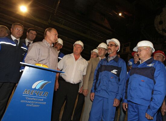 Vladimir Putin tours Chelyabinsk Metallurgical Plant