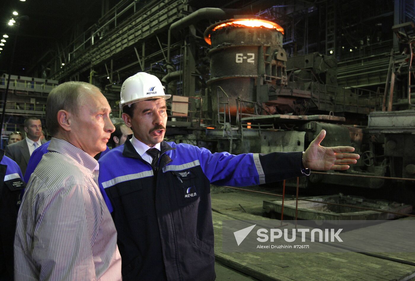 Vladimir Putin tours Chelyabinsk Metallurgical Plant