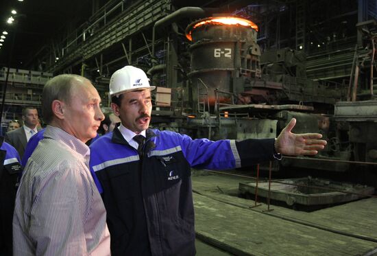 Vladimir Putin tours Chelyabinsk Metallurgical Plant