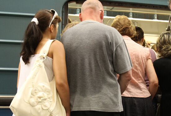 Moscow Metro passengers suffer from overwhelming heat