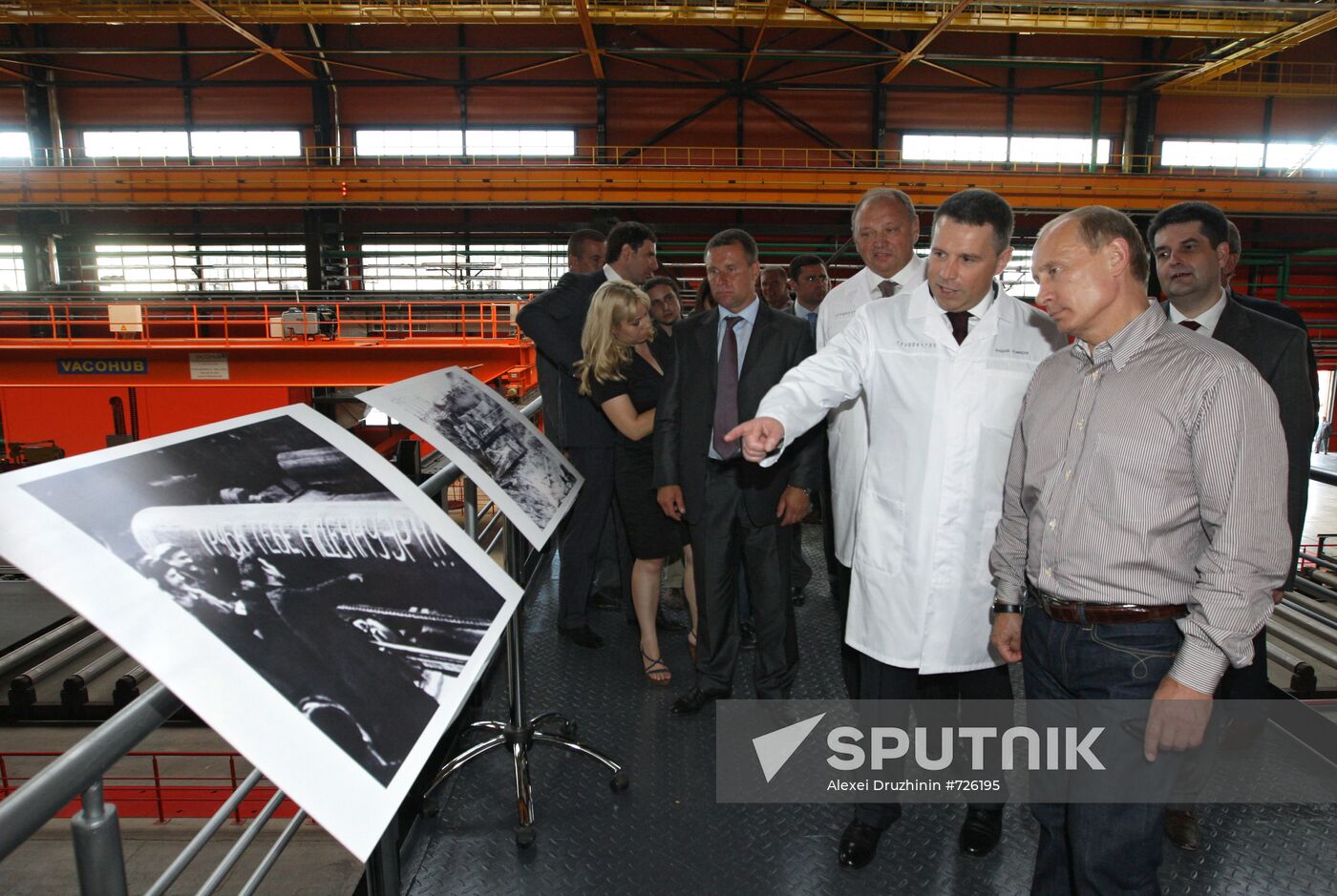Vladimir Putin visits Chelyabinsk Tube Rolling Plant