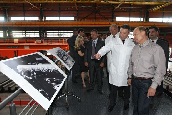 Vladimir Putin visits Chelyabinsk Tube Rolling Plant
