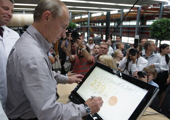 Vladimir Putin visits Chelyabinsk Tube Rolling Plant