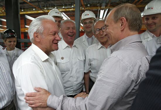 Vladimir Putin visits Chelyabinsk Tube Rolling Plant