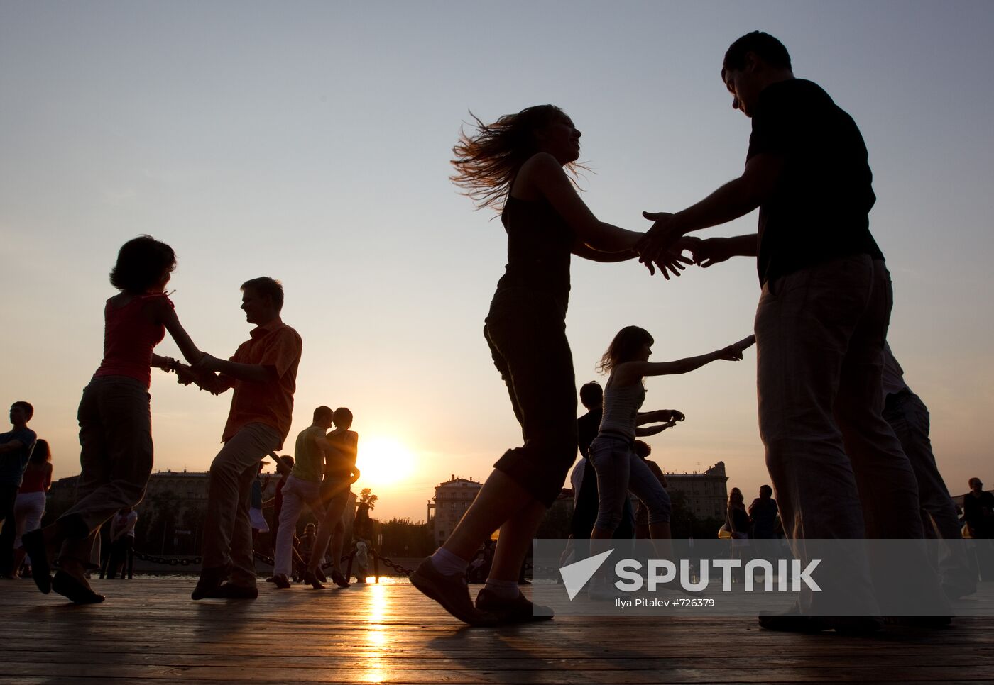 Enthusiasts engage in street dancing in Moscow