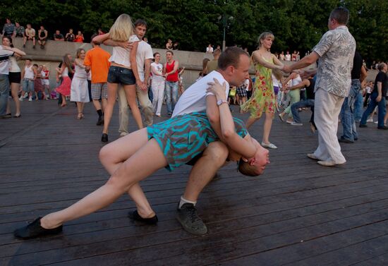 Enthusiasts engage in street dancing in Moscow