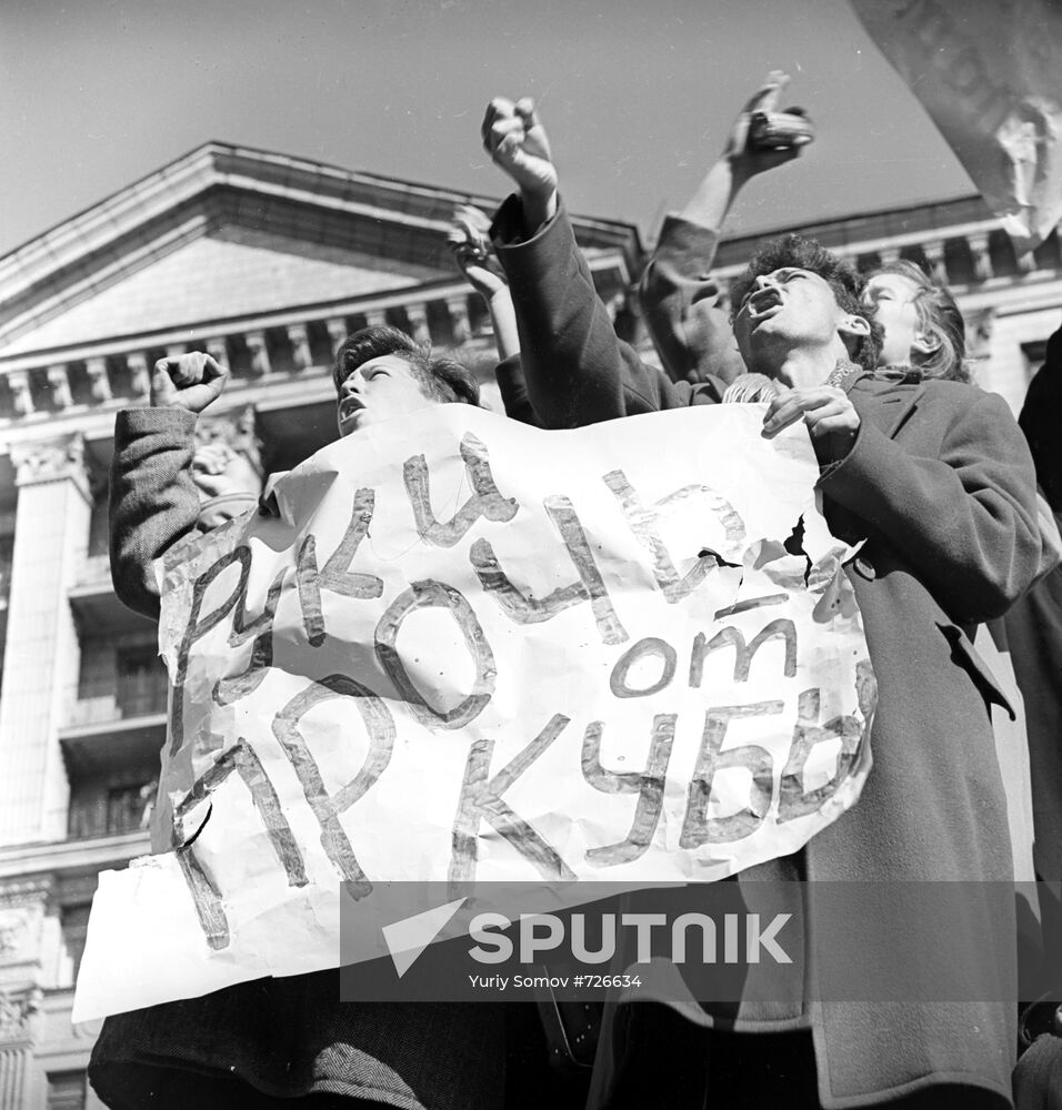 Piquet under slogan "Hands off Cuba!" in Moscow