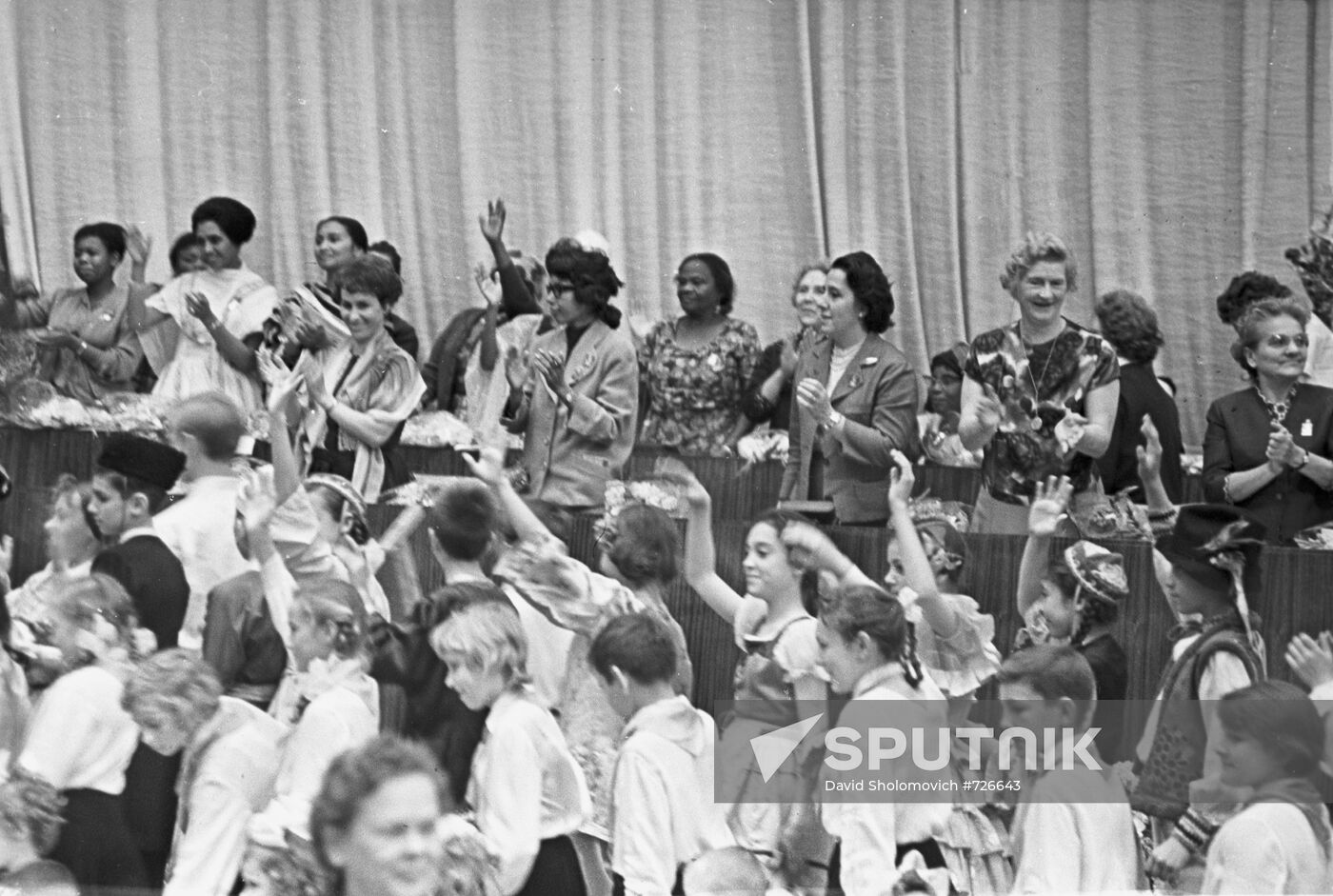 Pioneers greeting delegates of World Congress of Women in Moscow
