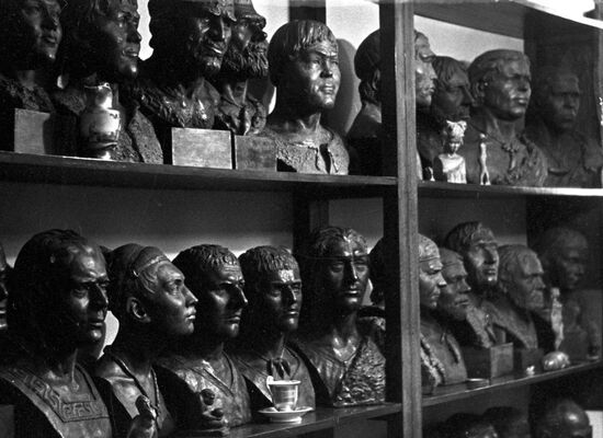 Sculptural portraits of people of the Stone and Bronze Ages