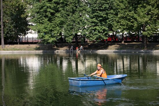 Muscovites relax at city ponds