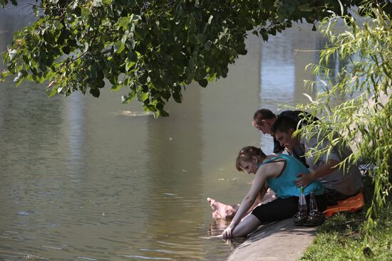 Muscovites relax at city ponds