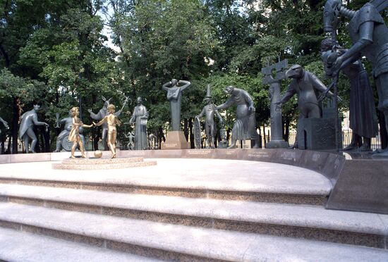 Group of sculptures The children – victims of adult vices