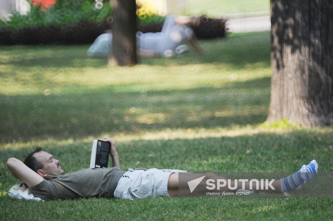 Muscovites in Aleksandrovsky Garden