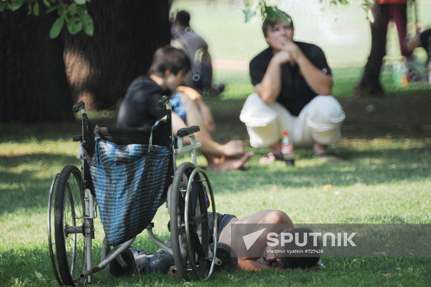 Muscovites in Aleksandrovsky Garden