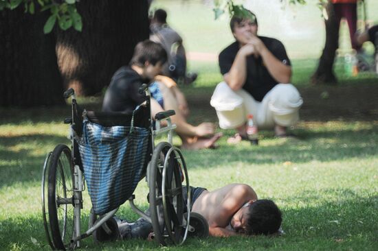 Muscovites in Aleksandrovsky Garden