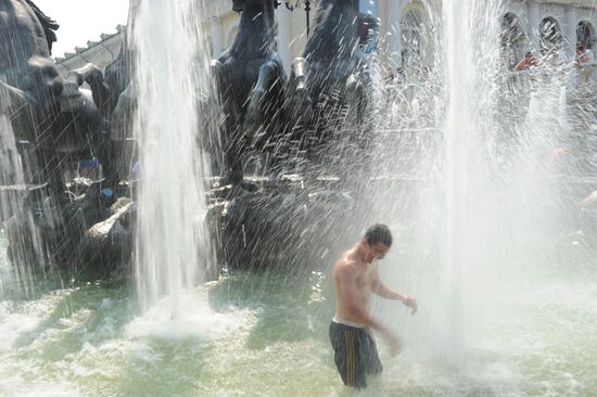 Bathing in fountains at Manezh Square