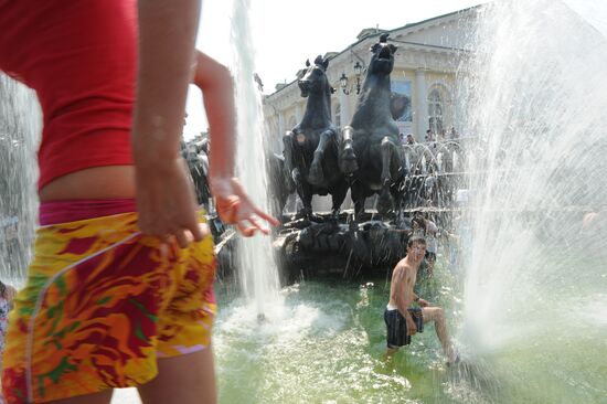 Bathing in fountains at Manezh Square