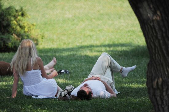 Muscovites in Alexander Garden