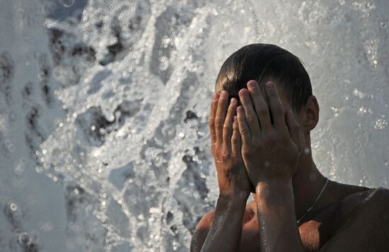 Bathing in fountains at Manezh Square