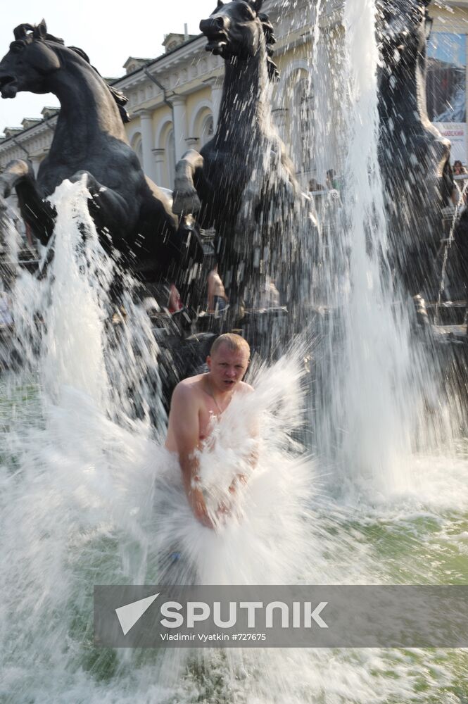 Bathing in fountains at Manezh Square