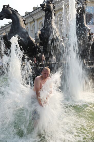 Bathing in fountains at Manezh Square