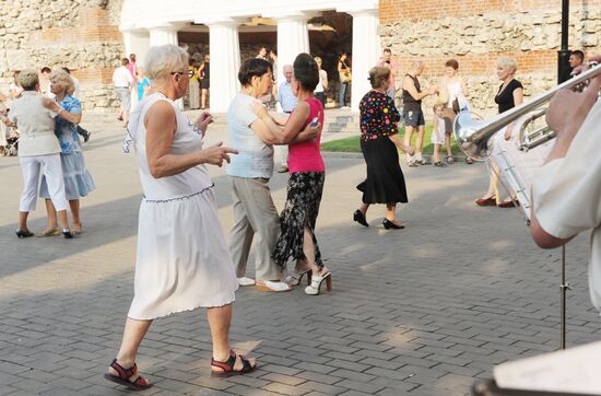 Muscovites in Alexander Garden