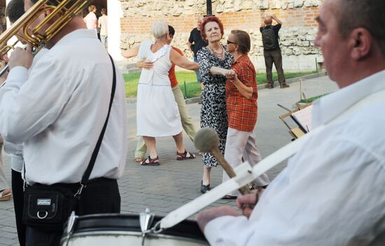Muscovites in Alexander Garden