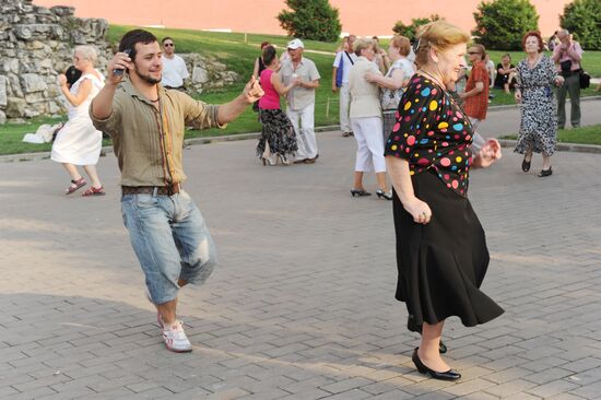 Muscovites in Alexander Garden