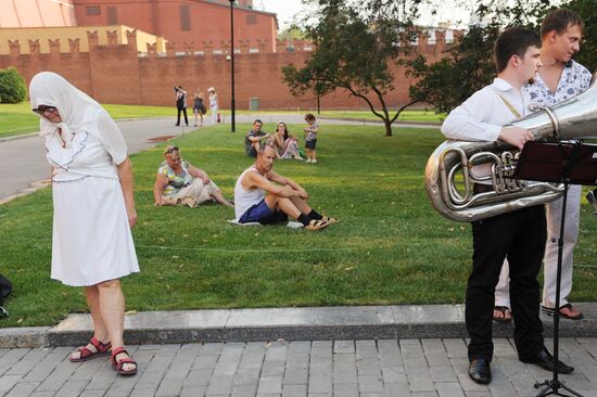 Muscovites in Alexander Garden