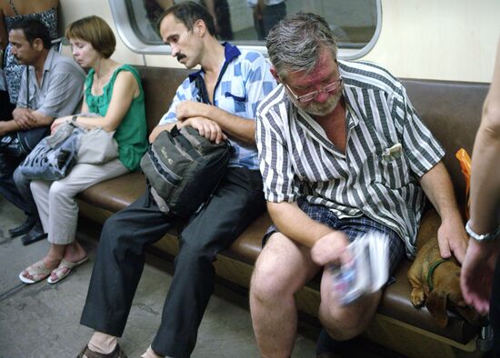 Moscow Metro passengers suffer from overwhelming heat