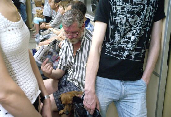 Moscow Metro passengers suffer from overwhelming heat