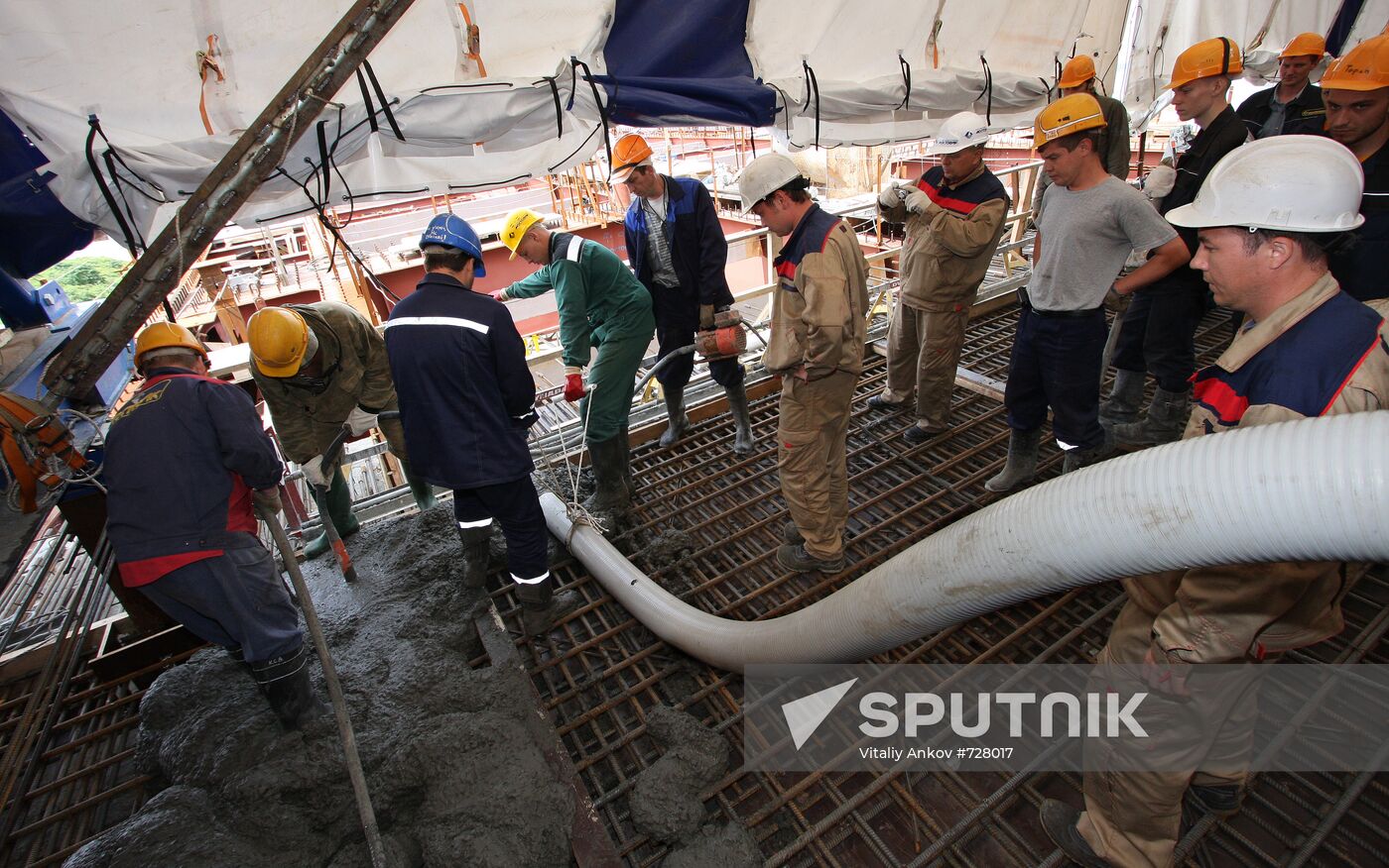 Construction of pedestrian bridge to Russky Island