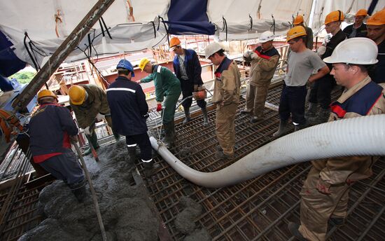 Construction of pedestrian bridge to Russky Island