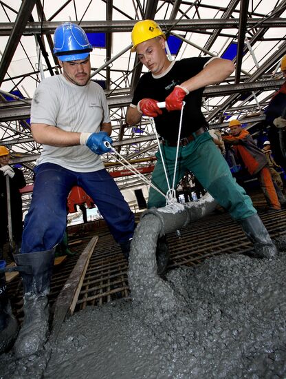 Construction of pedestrian bridge to Russky Island