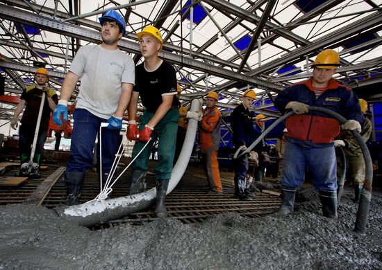 Construction of pedestrian bridge to Russky Island