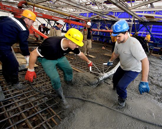 Construction of pedestrian bridge to Russky Island