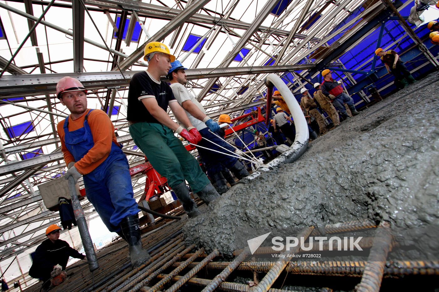 Construction of pedestrian bridge to Russky Island