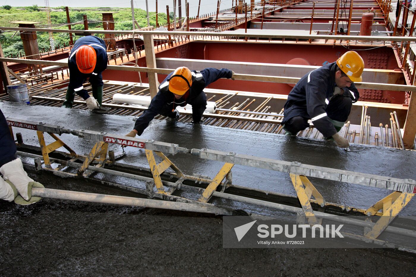 Construction of pedestrian bridge to Russky Island