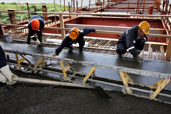 Construction of pedestrian bridge to Russky Island