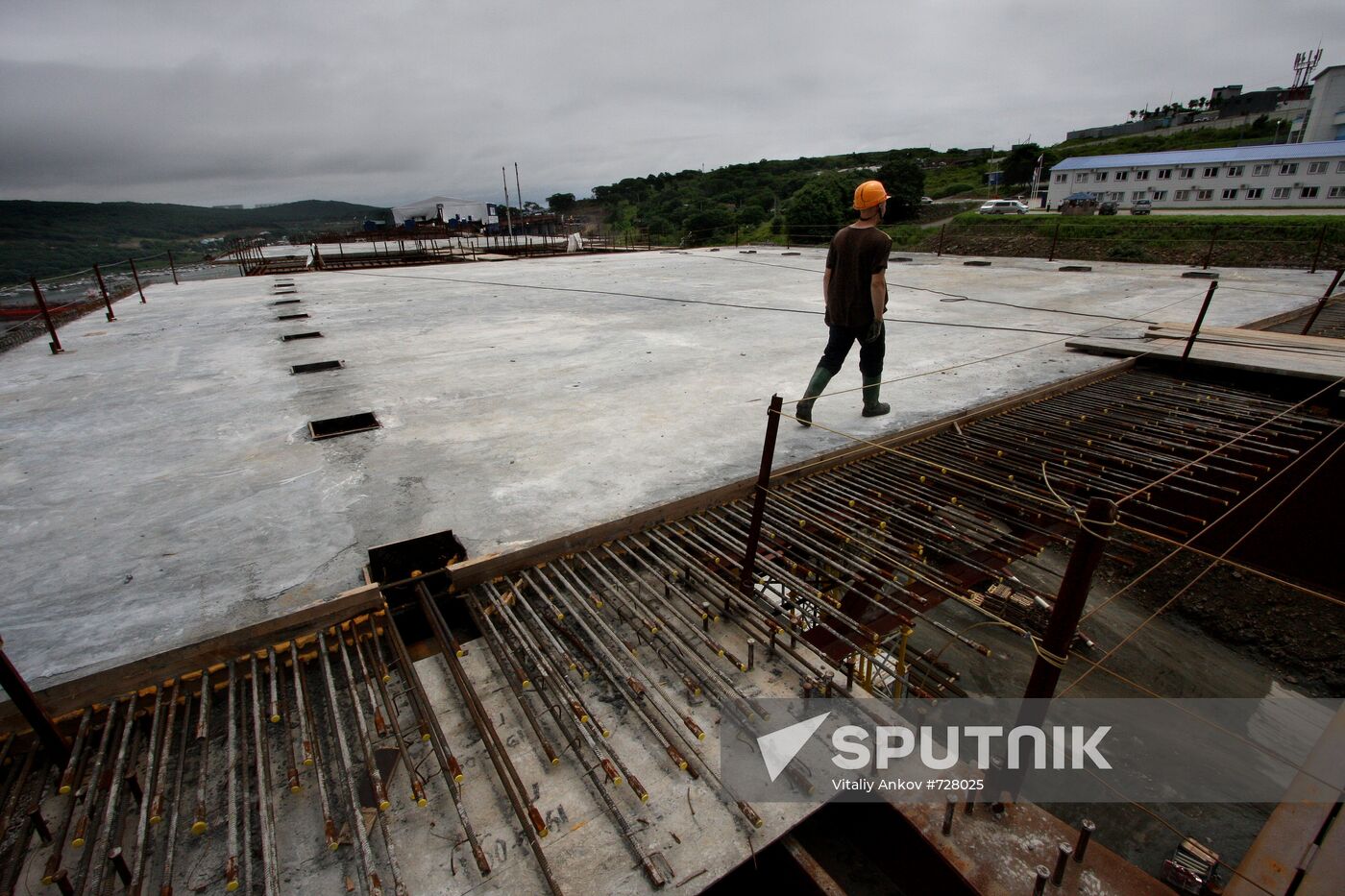 Construction of pedestrian bridge to Russky Island