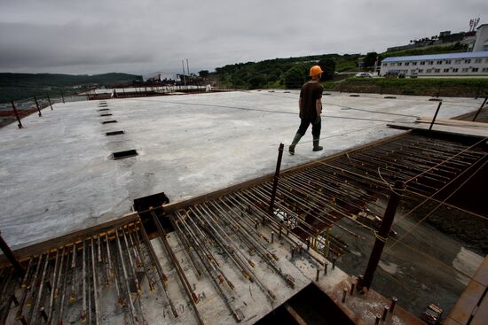 Construction of pedestrian bridge to Russky Island