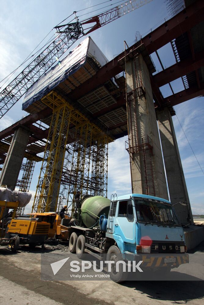 Construction of pedestrian bridge to Russky Island