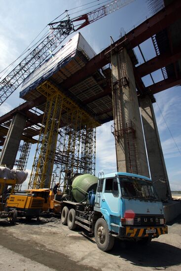 Construction of pedestrian bridge to Russky Island