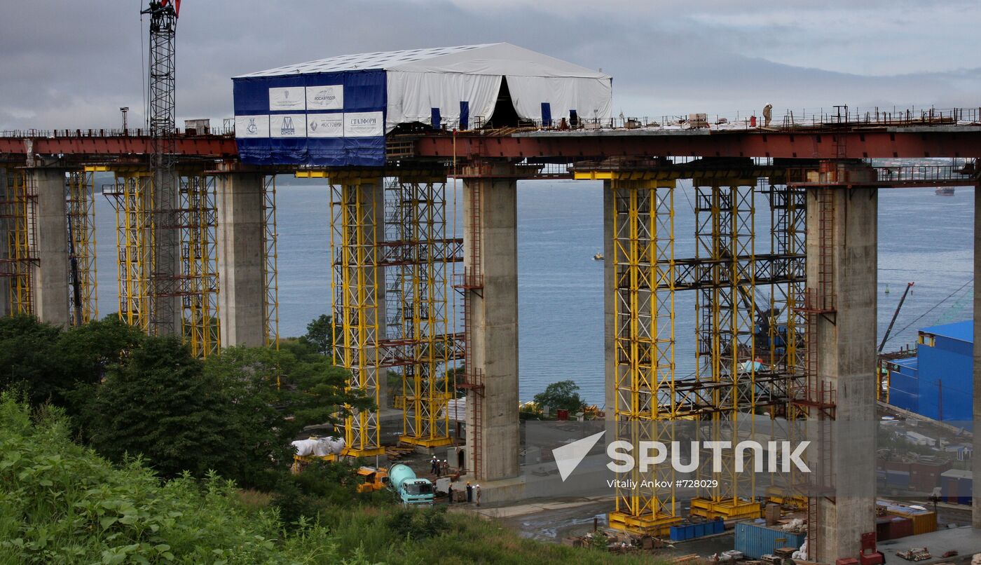 Construction of pedestrian bridge to Russky Island