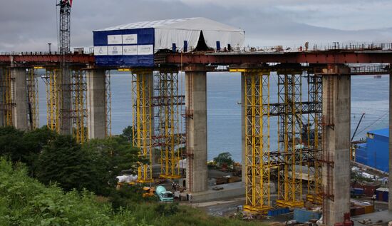 Construction of pedestrian bridge to Russky Island