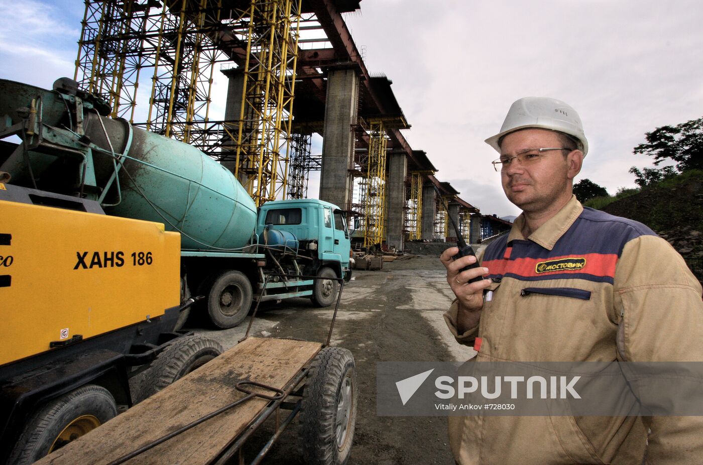 Construction of pedestrian bridge to Russky Island