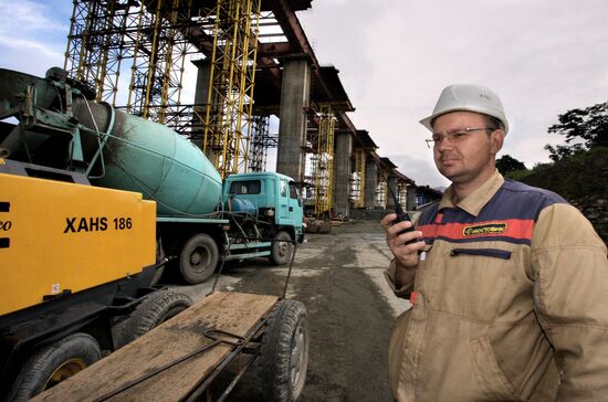 Construction of pedestrian bridge to Russky Island