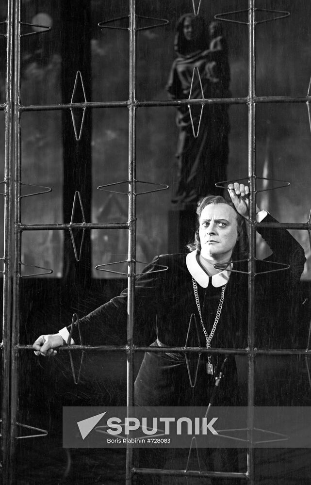 Yevgeny Samoilov as Hamlet